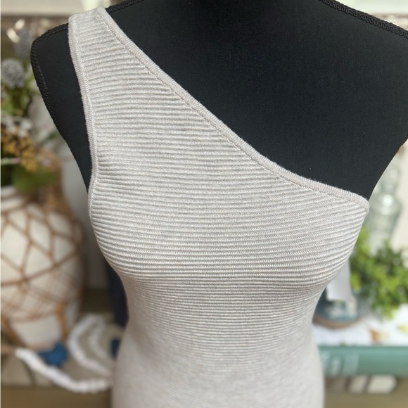 ABERCROMBIE & FITCH ONE SHOULDER RIBBED KNIT BEIGE THONG STYLE BODYSUIT SZ M - Picture 2 of 11